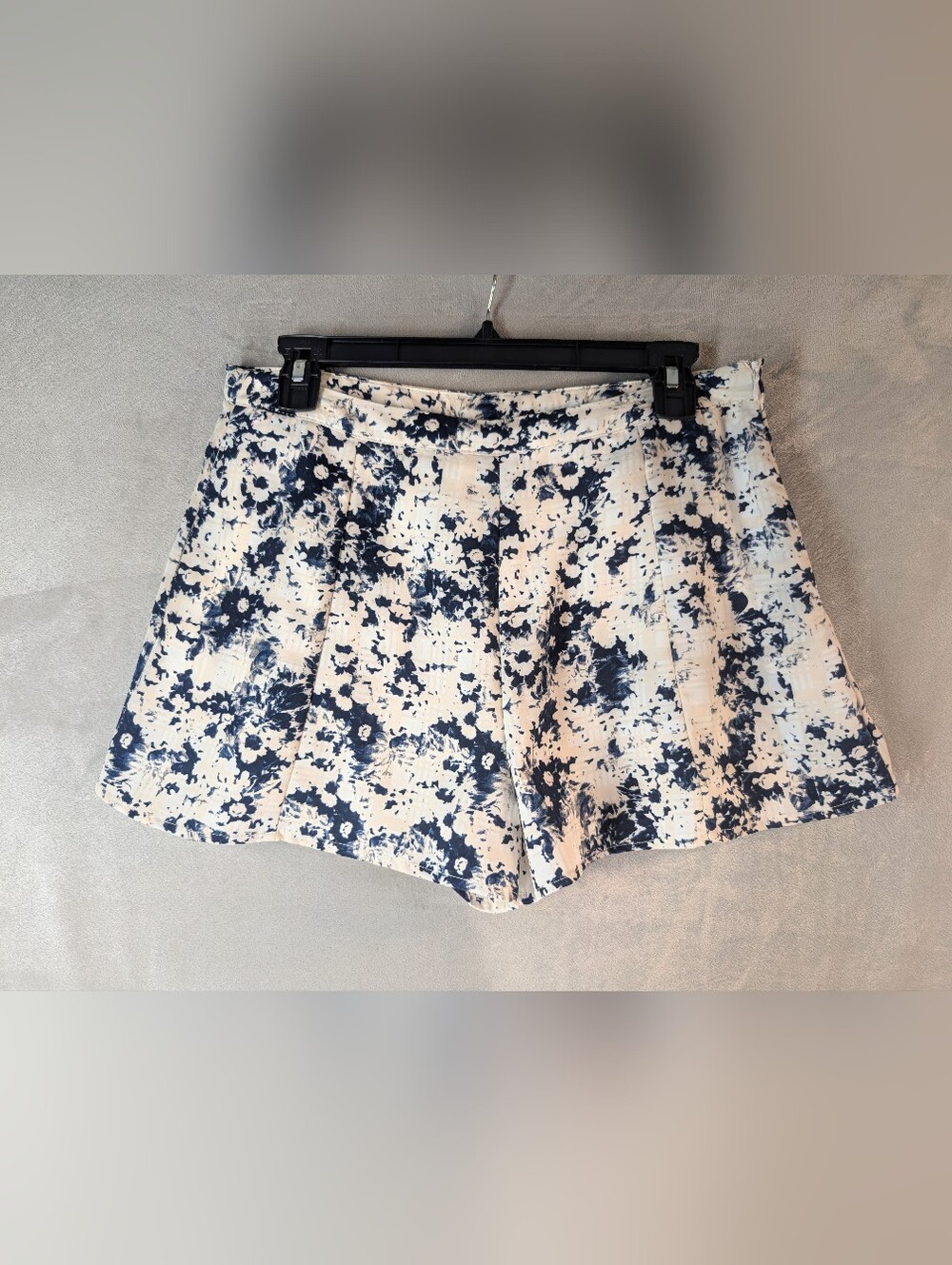 Olive & Oak Women's Medium Flowy Shorts - White, Cream, Navy - Flowers EUC